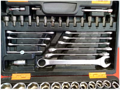 Набор инструментов, 1/2" , 1/4" , CrV, пластиковый кейс 82 предм *Уценка