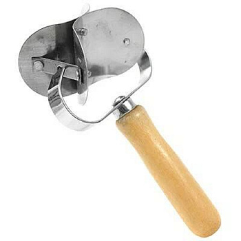 Тесторезка с дерев. ручкой 2618