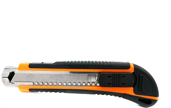 Нож с выдвижным лезвием 18 мм, двухкомпонентный корпус, винтовой фиксатор, Вихрь 73/10/10/3